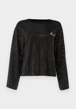 Czarny krótki sweter z okrągłym dekoltem i długimi rękawami, ozdobiony metalowymi ćwiekami i małym wyszywanym logo.