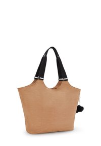 Borsa tote sintetica color beige con un'ampia apertura superiore, manici in tessuto nero e un pom-pom appeso a un moschettone argentato. Texture liscia.