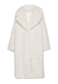 Biely kabát z umelého kožúšku so širokým golierom, trojštvrťovými rukávmi a mäkkým, textúrovaným povrchom. Má rovný strih a otvorený predný dizajn.