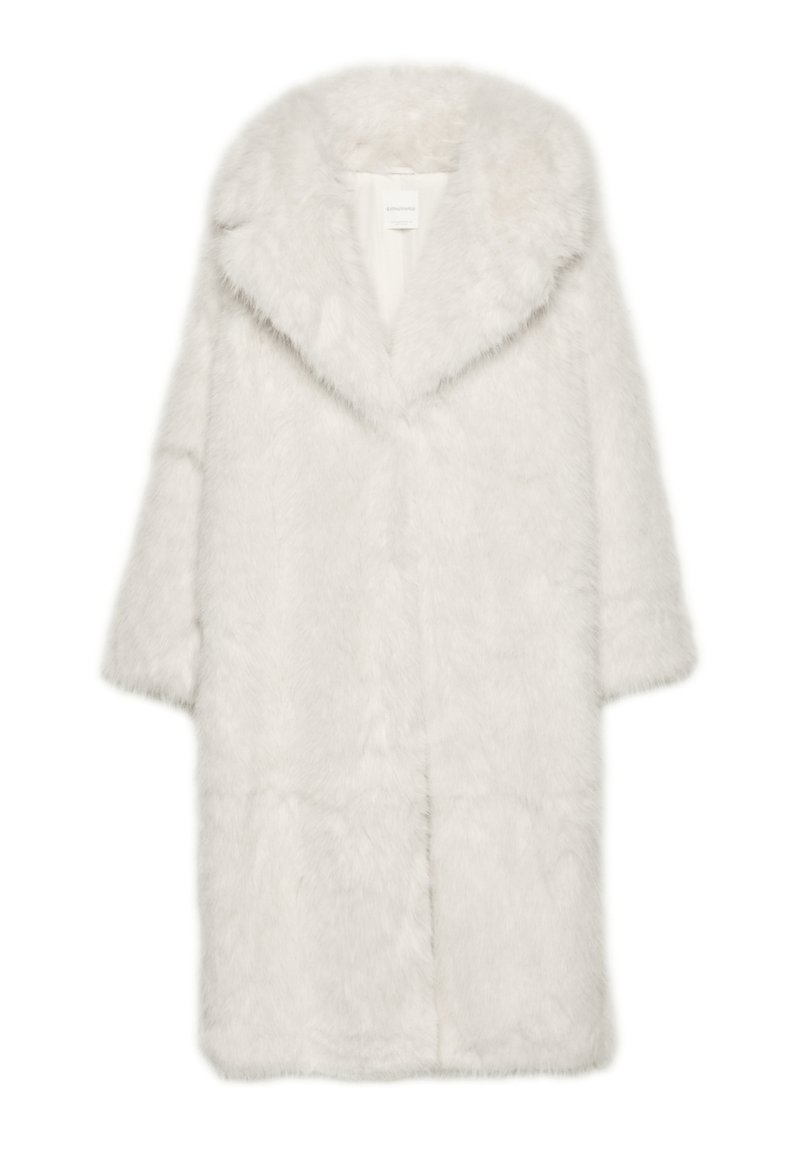 Biely kabát z umelého kožúšku so širokým golierom, trojštvrťovými rukávmi a mäkkým, textúrovaným povrchom. Má rovný strih a otvorený predný dizajn.