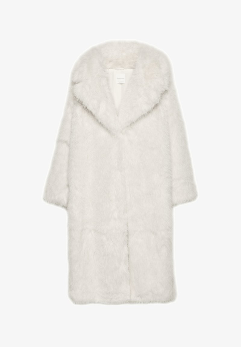 Hvid imiteret pelsfrakke med en bred krave, trekvartlange ærmer og en blød, tekstureret finish. Har en lige pasform og åbent frontdesign.