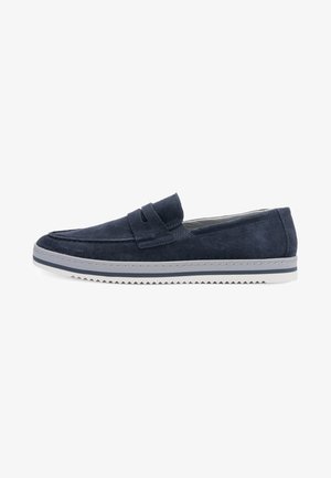 Navyblaue Wildleder-Slipper mit weiß- und graugestreifter Gummisohle, Mokassin-Ziernähte und Riemen über dem Rist.