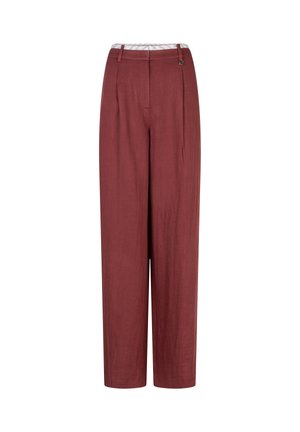 Wijde broekspijpen in bordeaux linnen met een hoge taille, plooien en een contrasterende gestreepte tailleband. Voorzien van een decoratief knoopdetail.