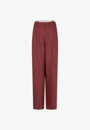 Wijde broekspijpen in bordeaux linnen met een hoge taille, plooien en een contrasterende gestreepte tailleband. Voorzien van een decoratief knoopdetail.