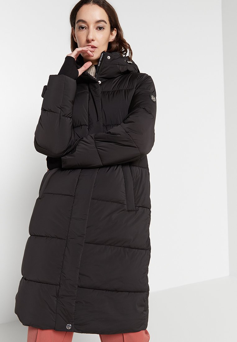 Schwarze Daunenjacke mit Kapuze, ausgestattet mit einem gesteppten Design, durchgehendem Reißverschluss und einer gebundenen Taille. Lange Ärmel mit Daumenlöchern, glatte Textur.