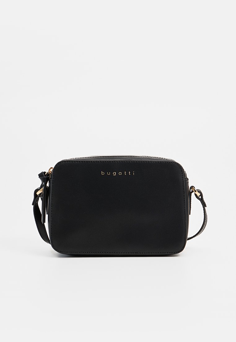Bolso cruzado de cuero negro con herrajes dorados, forma rectangular, cierre superior con cremallera y correa ajustable. Presenta un logotipo de la marca en relieve.