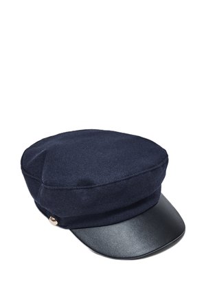 Cappellino blu navy a tesa piatta con corona in tessuto morbido e visiera in pelle nera lucida, con piccolo dettaglio di bottone dorato sul lato.