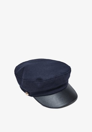 Cappellino blu navy a tesa piatta con corona in tessuto morbido e visiera in pelle nera lucida, con piccolo dettaglio di bottone dorato sul lato.