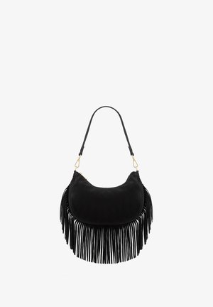 Czarna zamszowa torebka z frędzlami na dole, o zaokrąglonym kształcie, z jedną regulowaną rączką i złotymi akcentami.
