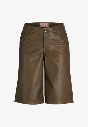 Pantaloni corti in finta pelle marrone con vestibilità rilassata, dotati di chiusura a bottone, passanti per la cintura e dettagli cuciti sulle tasche anteriori.