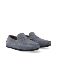 Graue Wildleder-Loafer mit einer flachen schwarzen Gummisohle. Merkmale sind gestickte Details und eine glatte Oberfläche im oberen Bereich. Klassisches Schlupf-Design.