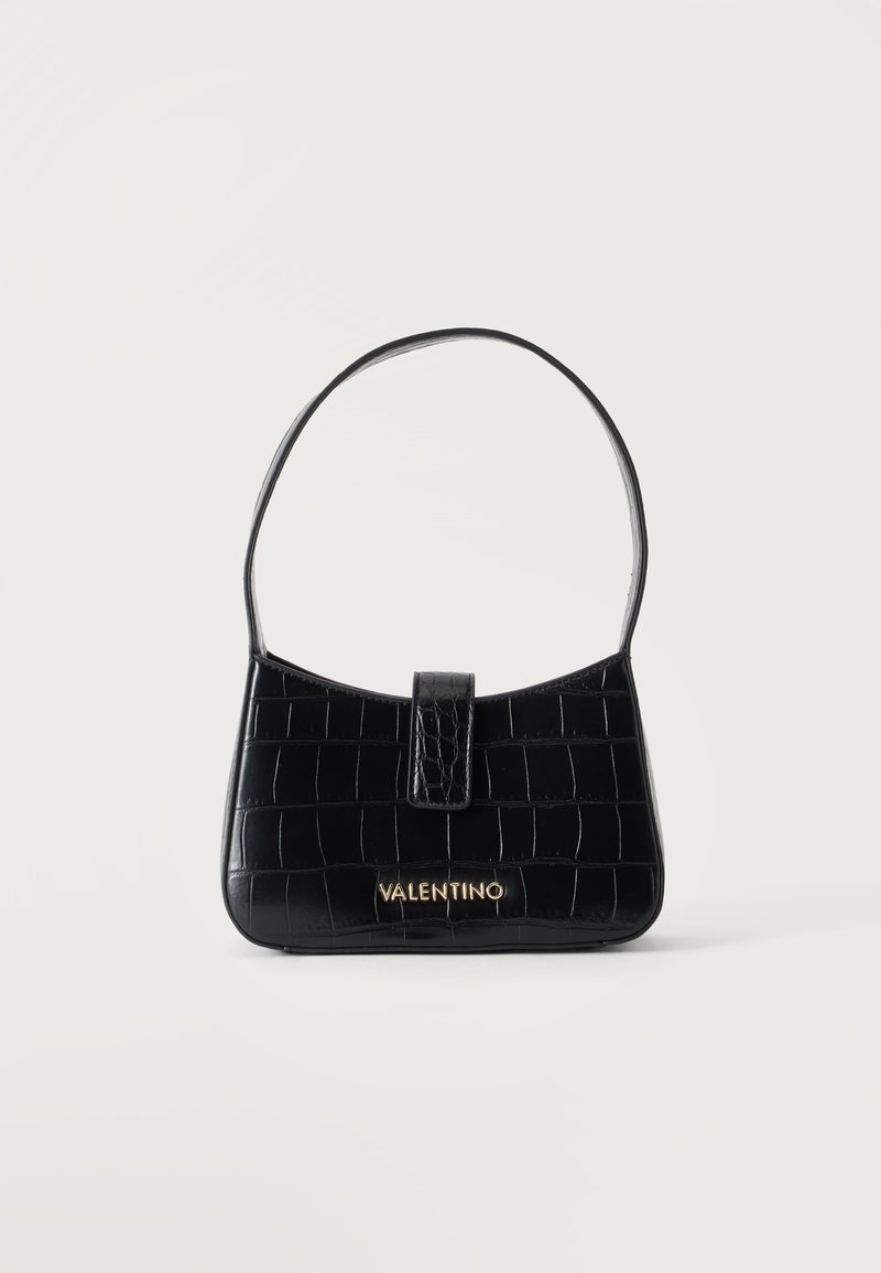 Μαύρη τσάντα χειρός Valentino με υφή κροκόδειλου, κοντό λουρί και χρυσό λογότυπο μπροστά, πάνω σε απλό ανοιχτό φόντο.