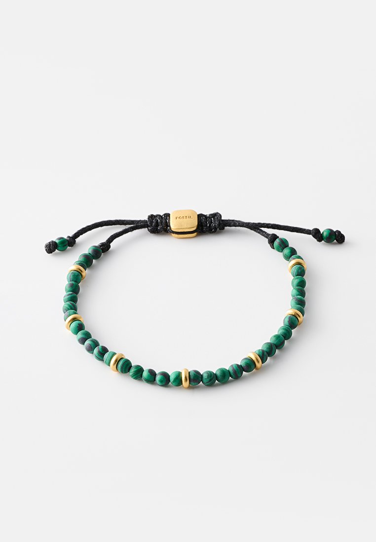 Bracelet en perles avec des perles de malachite verte et des accents en ton doré, présentant un cordon noir ajustable et un fermoir décoratif en or.
