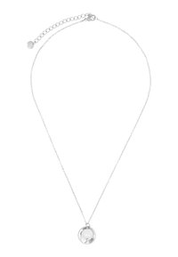 Collier en argent avec un pendentif rond affichant une surface lisse et un subtil éclat, suspendu à une délicate chaîne dotée d'un fermoir ajustable.