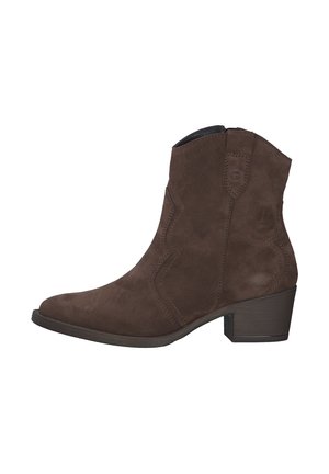 Bruine suède enkellaars met een iets afgeronde neus, decoratieve stiksels en een lage stapelhak. Zijrits voor een gemakkelijke pasvorm.