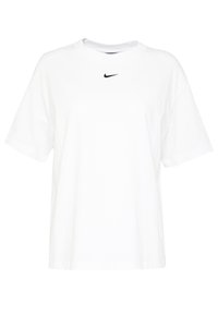 Camiseta blanca de algodón, con cuello redondo, mangas cortas y un logo negro de Nike en el pecho. Diseño simple y de corte relajado.