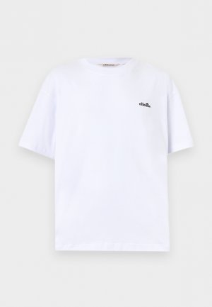 Bílé tričko s krátkými rukávy a kulatým výstřihem, s malým černým logem ellesse na levé straně hrudi na jednobarevném pozadí.