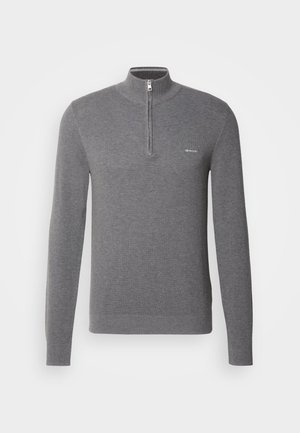 Grijze lange mouwen pullover sweater met een halve rits kraag, gestructureerd breipatroon en een klein logo op de linkerkant van de borst.