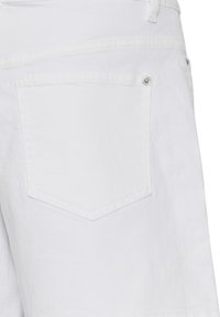 Shorts in denim bianco con una tasca posteriore singola a forma triangolare, cuciture discrete e un accento in rivetto metallico.