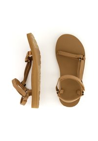 Καφέ σανδάλια με λαστιχένια σόλα και ρυθμιζόμενα υφασμάτινα λουράκια, το ένα εμφανίζεται από το πλάι και το άλλο από πάνω, σε λευκό φόντο.
