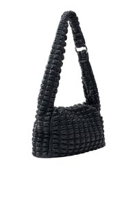 Schwarze gewebte Handtasche mit strukturierter Oberfläche, trapezförmiger Form und einem einzigen gepolsterten Schulterriemen, die ein elegantes, strukturiertes Design aufweist.