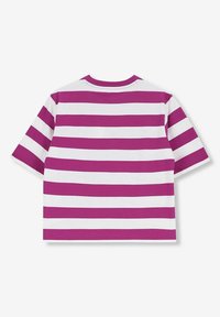 Korte mouwen T-shirt met horizontale roze en witte strepen, ronde halslijn, ontspannen pasvorm, gemaakt van een zachte, gestructureerde stof.