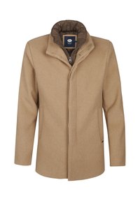 Cappotto in misto lana color camoscio con colletto alto, chiusura frontale con zip e due tasche laterali. Presenta un rivestimento trapuntato marrone per un comfort e un calore maggiori.