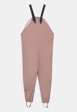 Roz roze waterdichte overall met zwarte verstelbare bandjes, elastische manchetten en reflecterende accenten bij de enkels. Gladde textuur, volledige dekking ontwerp.