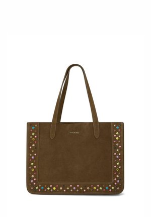 Bolso tote de ante marrón con dos asas largas, decorado con abalorios y tachuelas de colores a lo largo de los bordes.