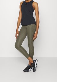 Nike Performance Trikoot - khaki