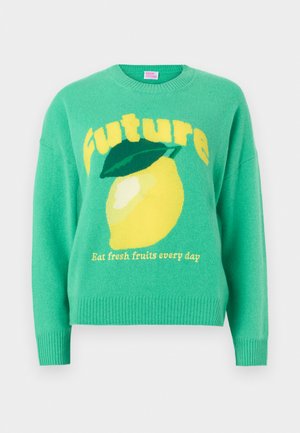 Zöld kötött pulóver, nagy sárga citrommal és levéllel, sárga felirattal "Jövő" és kisebb felirattal "Egyél friss gyümölcsöket minden nap."