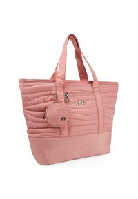Bolsa de tote acolchada rosa con dos asas, que cuenta con un pequeño bolsillo redondo con cremallera adjunto. Textura suave con un panel en contraste en la parte inferior.
