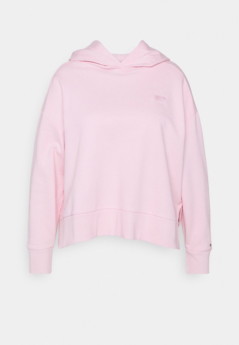 Jasnoróżowa bluza z kapturem wykonana z miękkiego materiału, o luźnym kroju, z podwójnym kapturem oraz detalami haftowanego logo z przodu.
