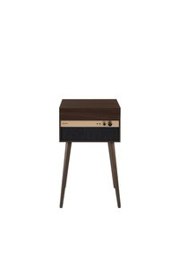 Mesa auxiliar de madera con acabado en nogal oscuro, panel frontal texturizado negro, acentos dorados y pomos redondeados. Las patas cónicas sostienen el diseño.