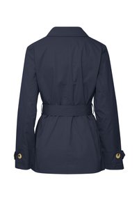 Marineblauer Trenchcoat mit tailliertem Gürtel, großem Kragen und goldfarbenen Knöpfen an den Manschetten. Glatter Stoff mit tailliertem Schnitt.