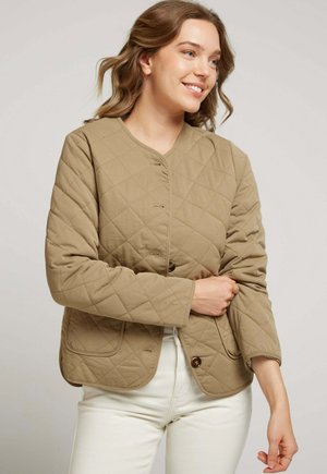 Veste matelassée beige avec un col rond, des manches longues, des poches avant et des fermetures à boutons. Texture lisse et motif en losanges.