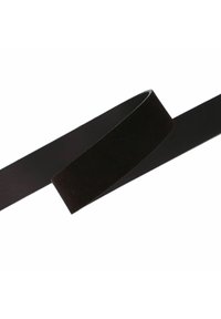 Cintura in pelle nera appoggiata su uno sfondo bianco, che mostra una superficie liscia e senza fibbia visibile.