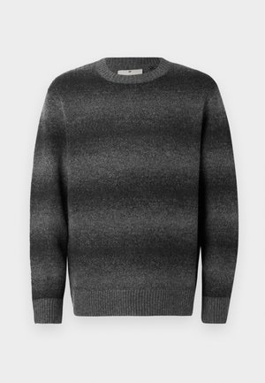 Suéter de gradiente gris con cuello redondo, mangas largas y puños acanalados. Textura suave; la transición de color va de gris claro a gris oscuro.