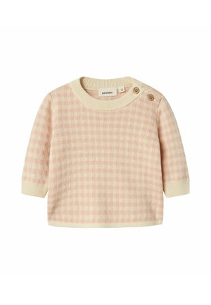 Pull en laine tricoté rose clair avec un motif à carreaux, col et poignets crème. Présente deux boutons décoratifs à l'épaule.