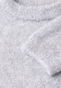 Hellgrauer Pullover mit einer weichen, flauschigen Textur und metallischen Fäden. Verfügt über einen runden Ausschnitt und sanft gefaltete Ärmel.