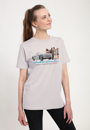Hellgraues Baumwoll-T-Shirt mit einer illustrierten Vintage-Cabrio und Menschen, mit dem Text "Austin Healey 3000" in Blau und Rot.
