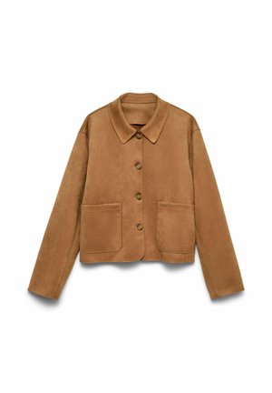 Jasnobrązowa zamszowa kurtka na guziki z długimi rękawami, kołnierzem i dwiema zaszewkowanymi kieszeniami z przodu, na białym tle.