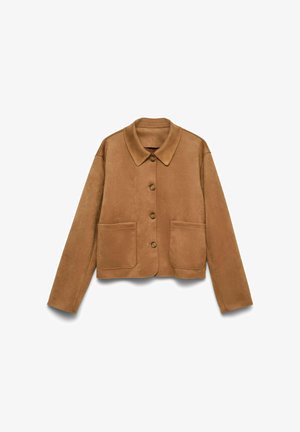 Svijetlosmeđi nubuk sako na dugmad s dugim rukavima, ovratnikom i dvije prednje zakrpe, postavljen na bijeloj pozadini.