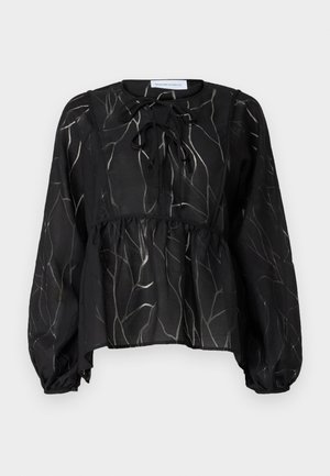 Blusa negra transparente con mangas largas abullonadas, que presenta un escote con cordón y un patrón texturizado de hojas en gris claro. Silueta peplum.