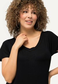 Ulla Popken CAP SLEEVE V-NECK MIDI  - Žerzejové šaty - black