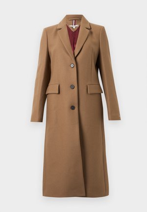 Langer, camel-farbener Wollmantel mit Reverskragen, drei dunklen Knöpfen, Klappentaschen und burgunderfarbiger Innenauskleidung.