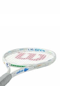Raquette de tennis de l'US Open avec un cadre blanc, des cordes rouges et une marque bleue distinctive. Dispose d'une prise texturée et d'une finition lisse.