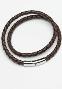 Brun flätad läderarmband med en slät metallspänne, med en elegant design och flexibel, texturerad yta.