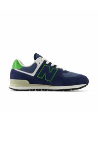 Sneaker in suede blu navy con accenti verdi e dettagli bianchi; presenta un colletto imbottito, chiusura con lacci e suola in gomma testurizzata.