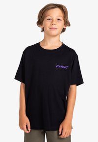 Camiseta de algodón negra con mangas cortas. Presenta un logo morado de "ELEMENT" en el lado izquierdo del pecho. Diseño clásico de cuello redondo.